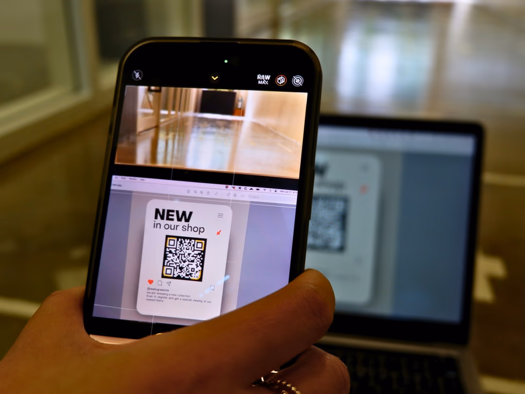 手機掃描 QR Code，象徵推薦連結與分享機制