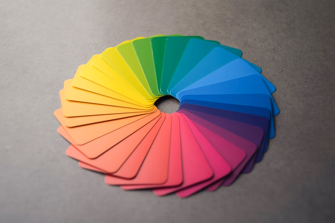 官網色彩系統（Color Palette）設計完整攻略：中小企業如何選對品牌色，第一眼就讓人記住又願意點下去