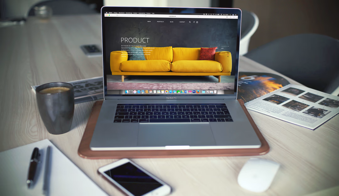 MacBook 上顯示的電商網站設計介面