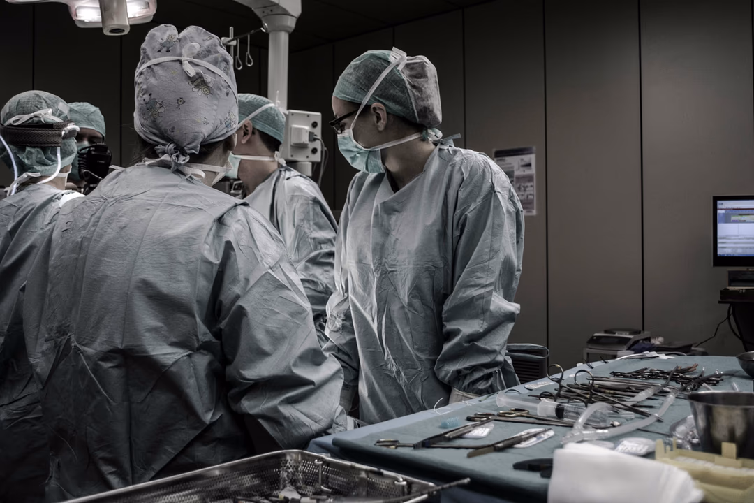 AI 醫師悄悄上工了:2026 FDA 鬆綁臨床 AI 監管、病理判讀從 5 分鐘縮到 50 秒,一場改寫『看病』的醫療 AI 浪潮