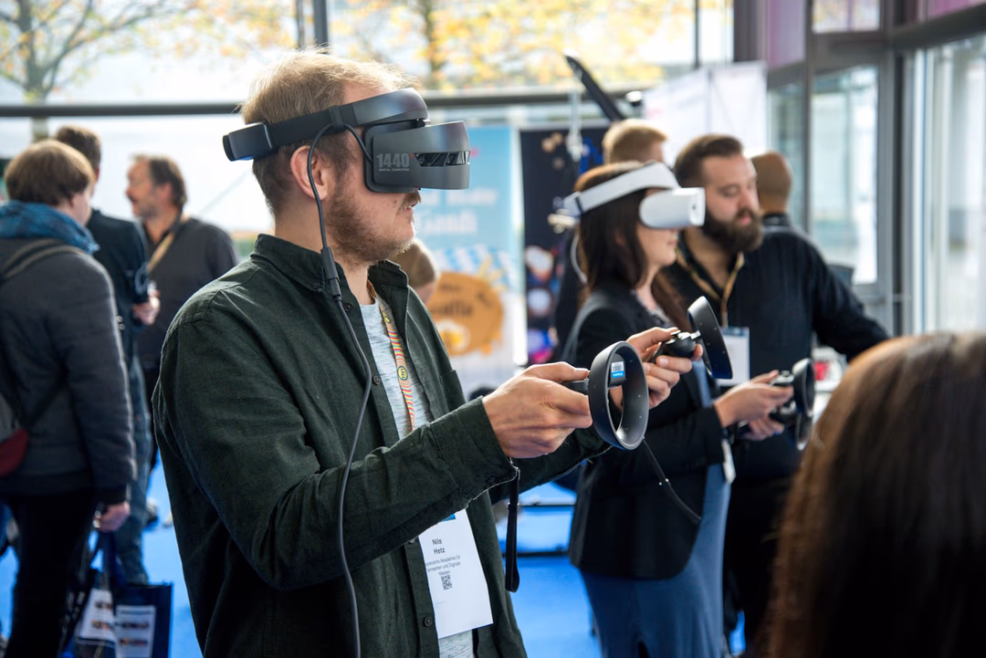 配戴 VR 裝置探索虛擬環境的使用者