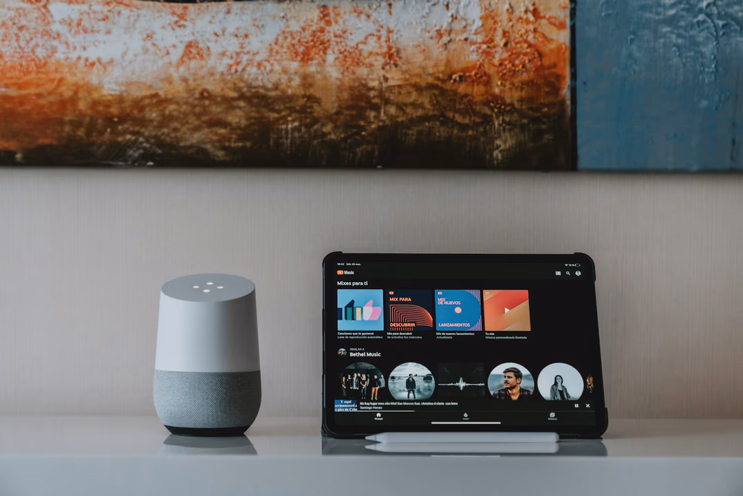 你熟悉的語音助理要「退場」了:2026 Google Assistant 九月讓位 Gemini、OpenAI 用「全雙工」讓 AI 終於能被你打斷,語音助理正式從「聲控搖控器」走向「真對話」