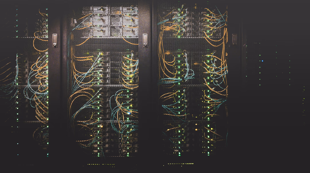AI 開始跟你搶電:資料中心用電 2026 年狂飆 26%,一家新創募資 1.5 億美元,只為在電網「擠出」給 AI 的電