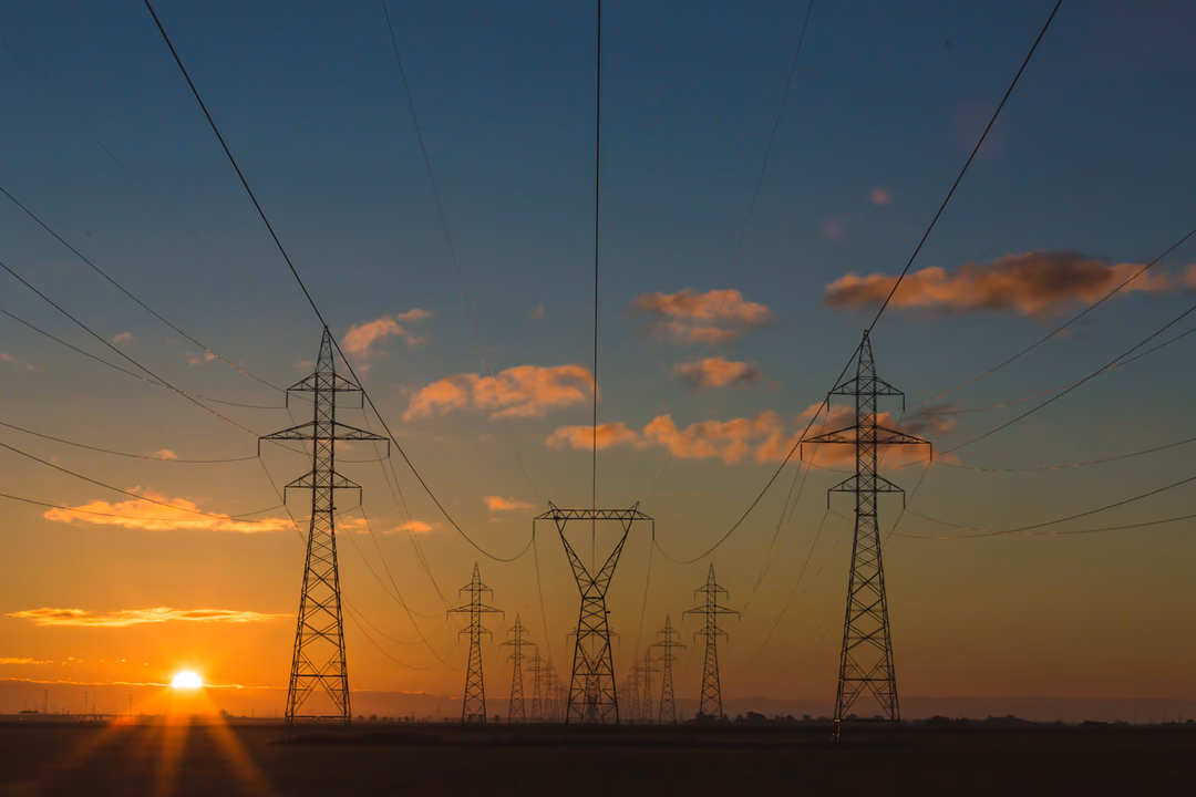夕陽下的高壓電塔與輸電線