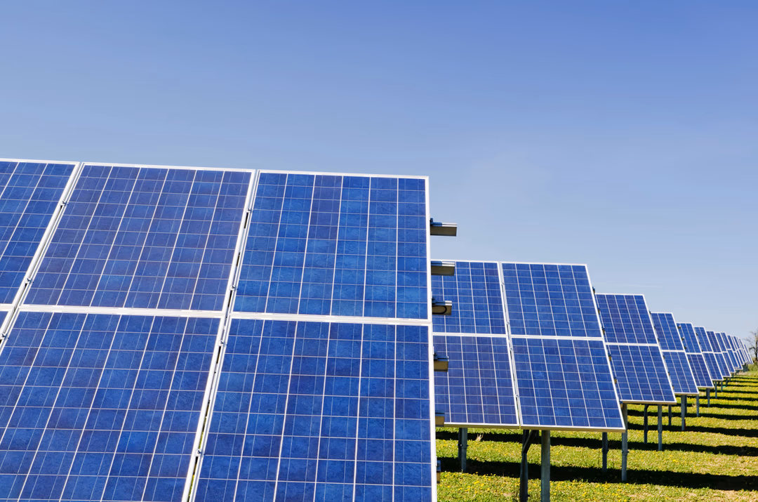 大型太陽能發電廠的太陽能板陣列