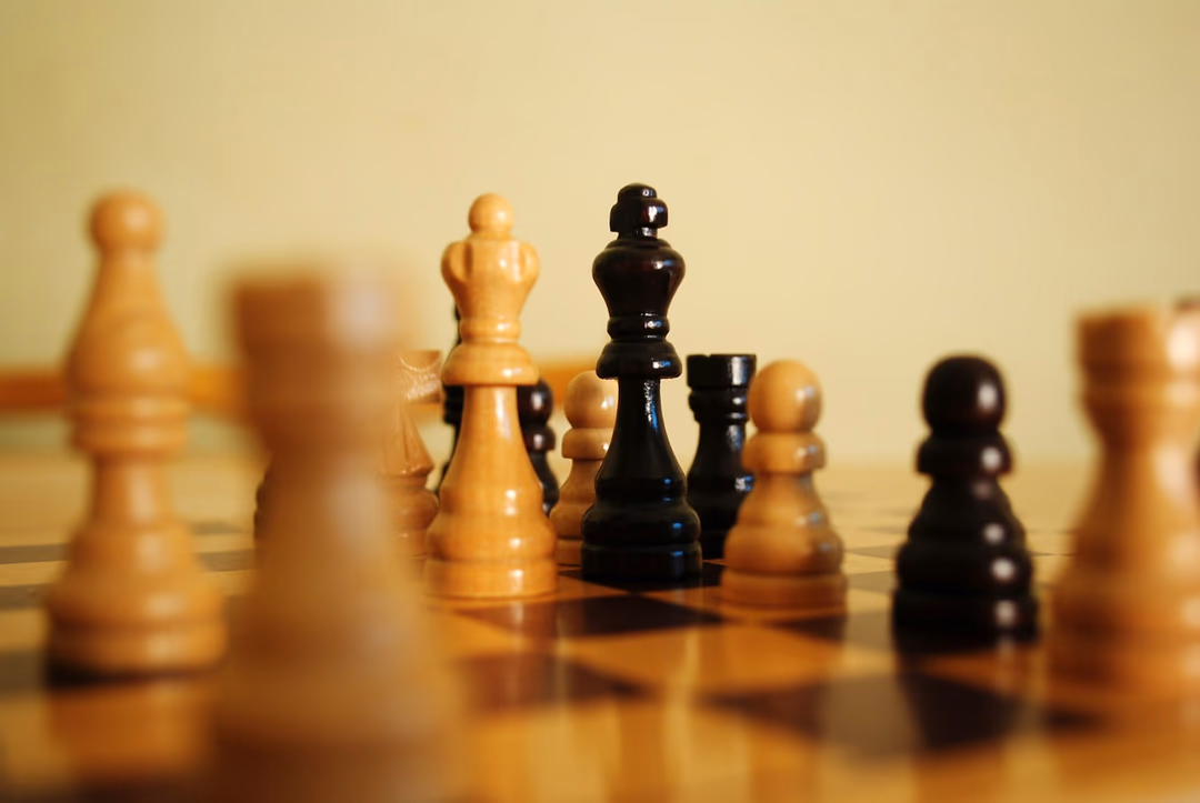 黑白棋子在棋盤上對峙，象徵 AI 治理背後各方勢力的角力與試探