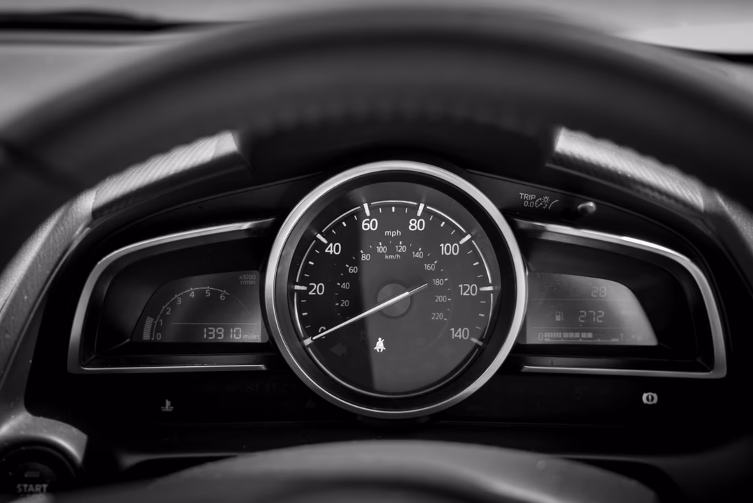 黑白的汽車速度表特寫，象徵官網載入速度是一個可以被量測、也必須被盯住的數字