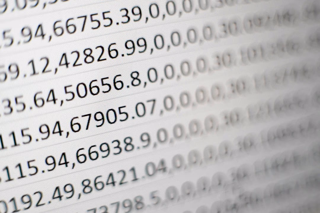 紙上一整片密密麻麻的數字列，象徵逐批檢驗紀錄累積後可以統計出的供應商不良率數據