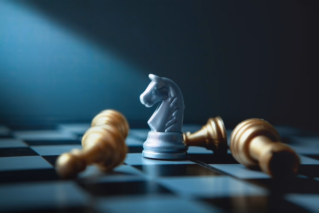 棋盤上一隻白色騎士棋子立在倒下的金色棋子之間，象徵開源與閉源陣營之間的競爭格局變化