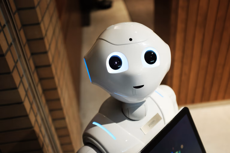 AI 的規則悄悄改了：GPT-5.6 登場、同週兩巨頭宣布「聊天已死」，2026 下半年選模型不再看分數而看「合不合用」